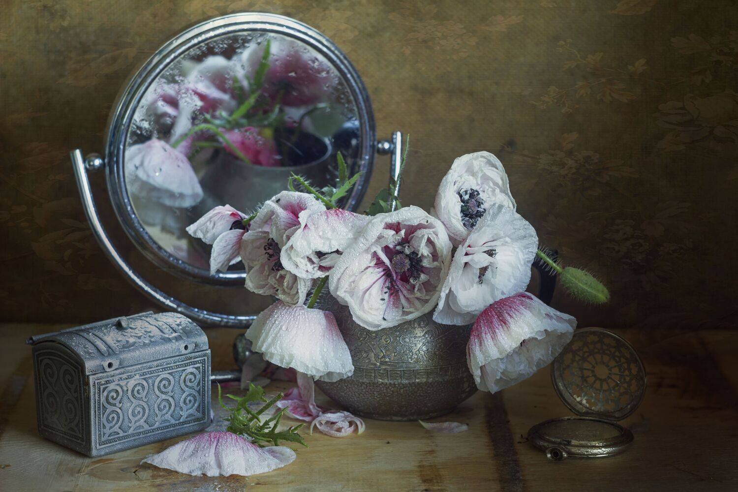 букет цветов, маки, зеркало, сундук, Лионелла Зимина