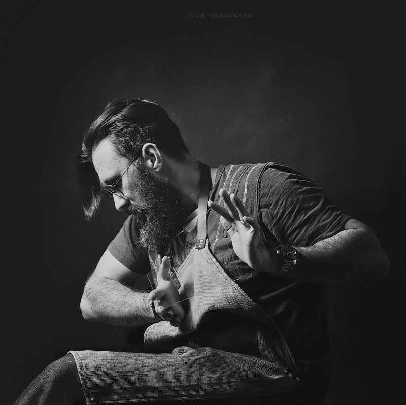 мужской портрет монохром чернобелое постановка  фото превью