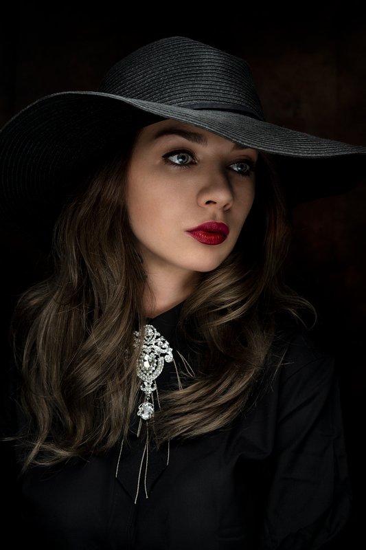 Woman in black фото превью