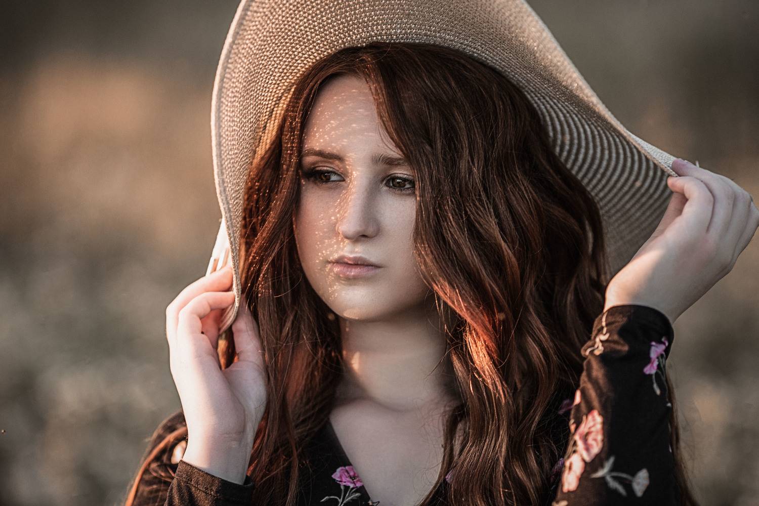 девушка, модель, портрет, фотосессия, природа, лето, солнце, закат, girl, model, portrait, photo, nature, summer, sun, sunset, dress, платье, макияж, make-up, поле, field, ромашковое поле, творческий портрет, женский портрет, woman, young woman, Владимир Васильев