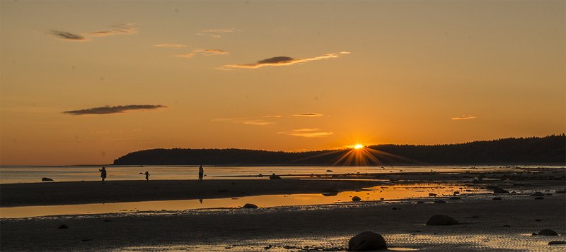 Оранжевый закат Белого моря. фото превью