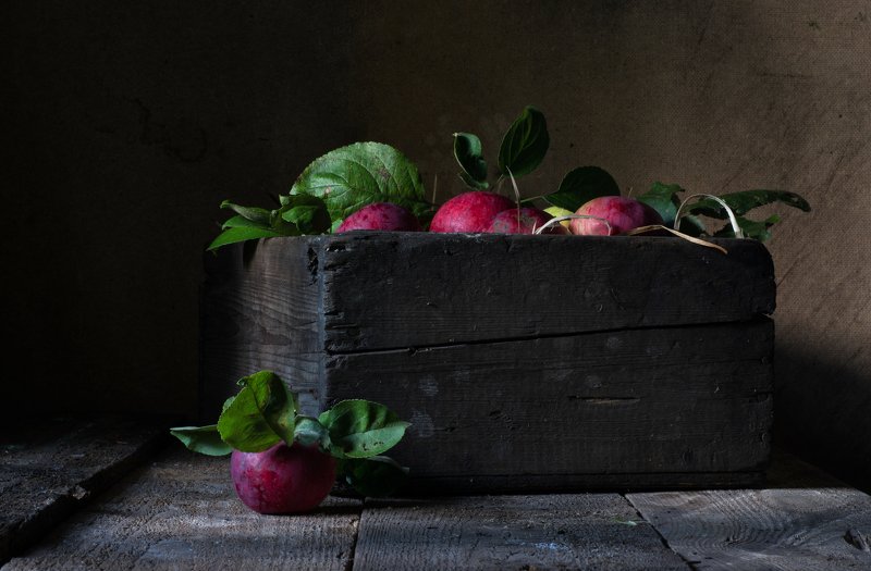 яблоки, сарай, дача Натюрморт с яблоками фото превью