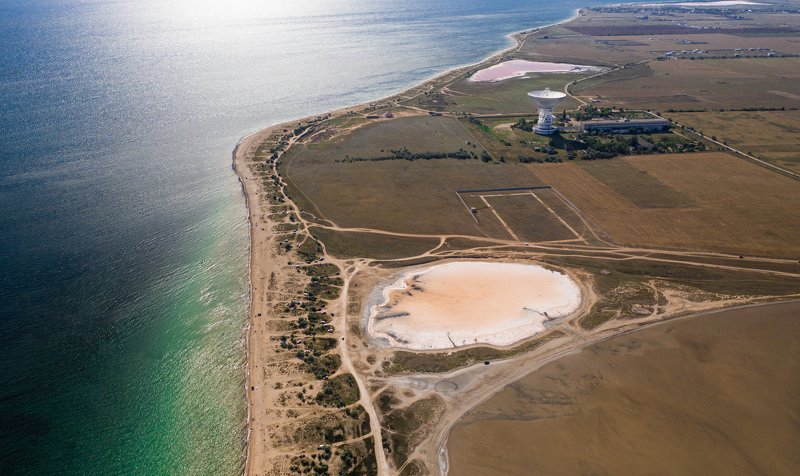 озеро  Республика Крым, с.Молочное,Радиотелескоп П-2500 (РТ-70) и небольшие розовые озёра: Галгасское, Солёное и Конрад фото превью