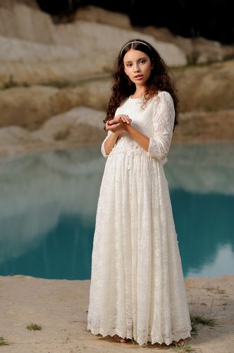 I will write perhaps a girl's beauty in the landscape, where the turquoise water and the banks of clay