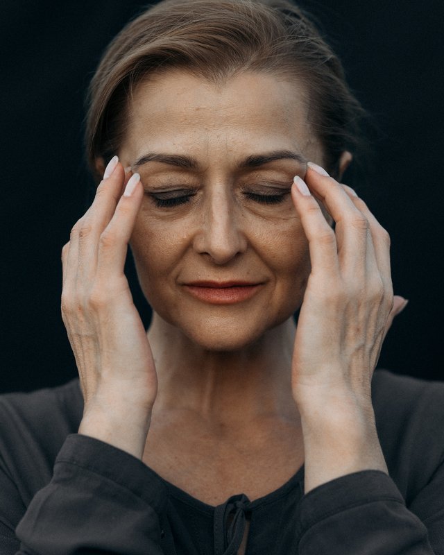 поле, трава, женщина, лето, черный, серый, стул Любовь фото превью