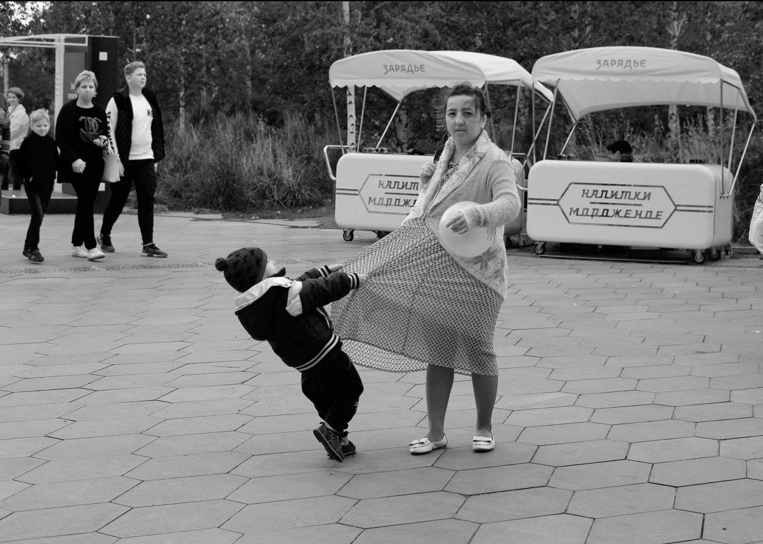 Юбка, ребенок, женщина, мать, тянуть, пойдём, устал ждать, Зарядье, Русское географическое общество, напитки, мороженое, Дмитрий Ткаченко