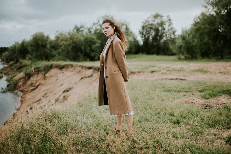 портрет, мечта, мечты, лето, дождь, поле, прогулка, ветер, трава, пейзаэ, настроение, женщина, молодость, девушка  фото превью