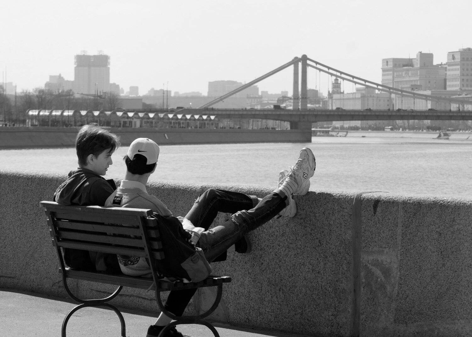 Река, отдыхать, парни, задранные ноги, мост, Крымский мост, весна, день, река, Москва, Дмитрий Ткаченко