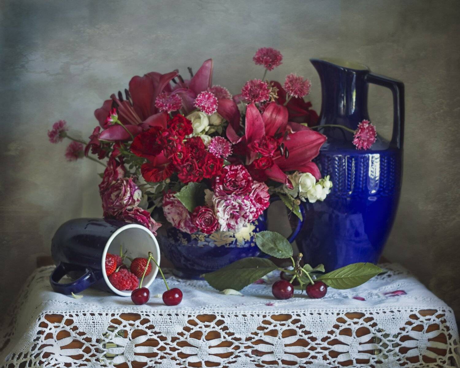 букет цветов, вишня, смородина, лилии, розы, синий кувшин, Лионелла Зимина