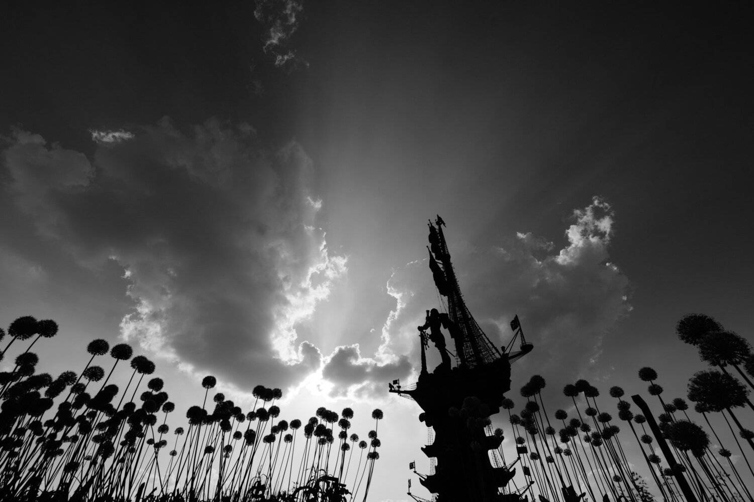 Минное поле, корабль, силуэт, памятник, луч света, Дмитрий Ткаченко