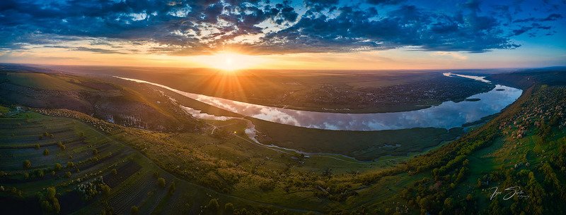 Magestic  sunrise over Dniester river. Moldova фото превью