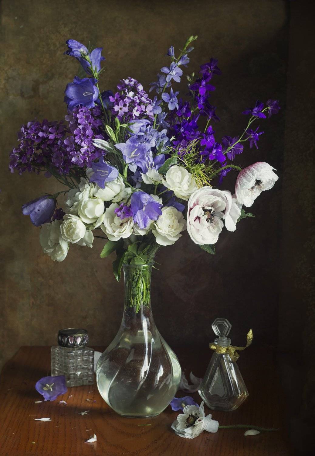 букет цветов, духи, флакон, ваза, стекло, лето, Лионелла Зимина