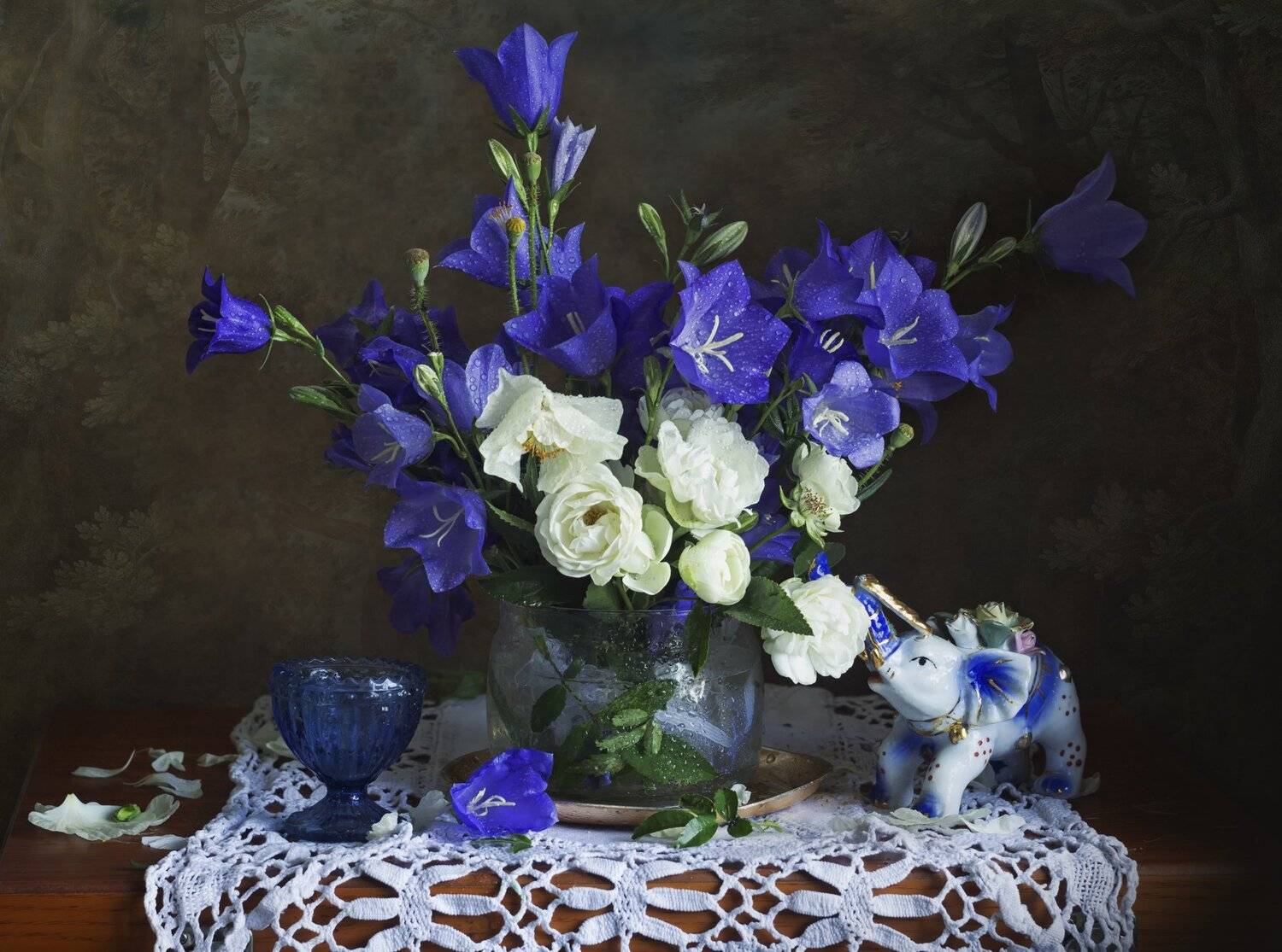букет цветов, колокольчики, розы, фарфоровая статуетка, слоник, вышитая скатерть, Лионелла Зимина