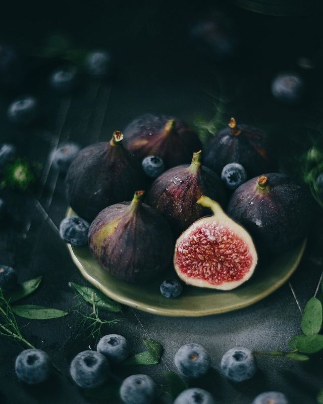 натюрморт, инжир, темный ключ, фиолетовый  фото превью
