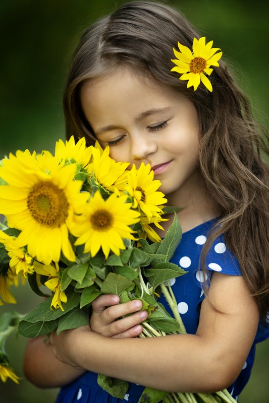 девочка детский портрет, топ фотограф, детский фотограф, семейный фотограф, детская фотография, детский портрет, портрет, портретный фотограф, известный фотограф, фотограф валерия мороз, сказочная ретушь, волшебный свет, волшебная обработка, обучение фото Девочка с подсолнухами фото превью