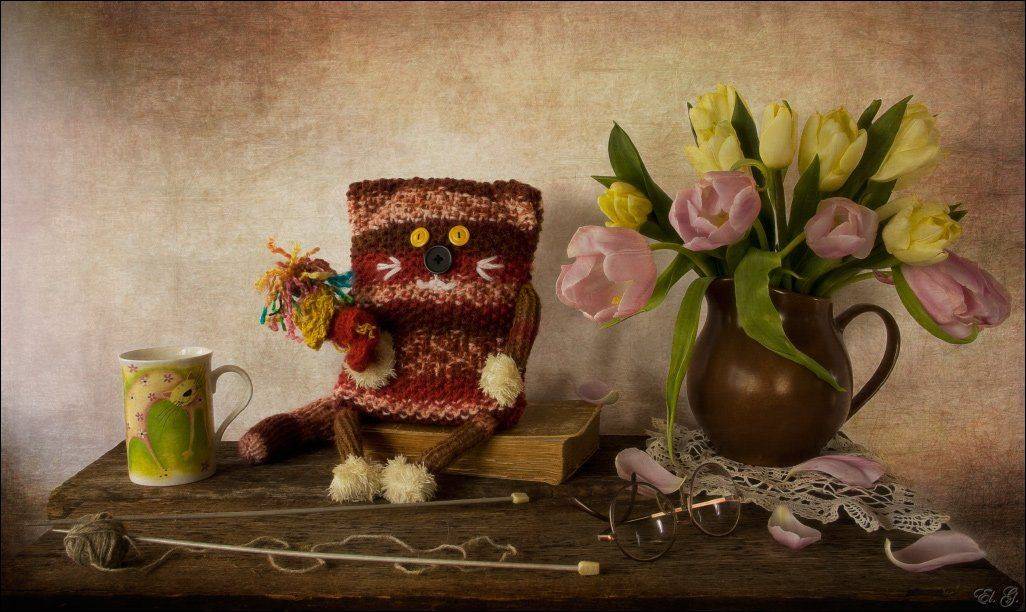 натюрморт, вязание, спицы, нитки. кот, книга, очки, тюльпаны, кружка, El. G.