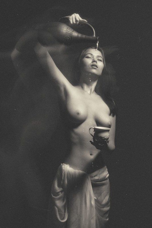 Девушка с кувшином фото превью