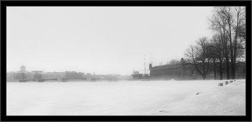 Простая черно-белая питерская зимняя невская пейзажная зарисовка