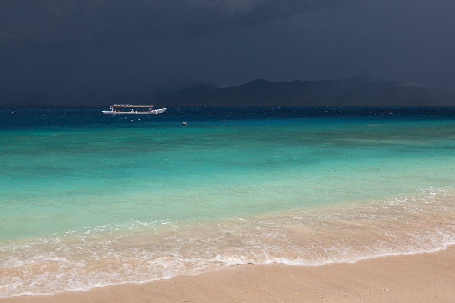 берег, песок, море, лодка, тучи, ливень, острова, краски, тропики, индонезия, Георгий Машковцев