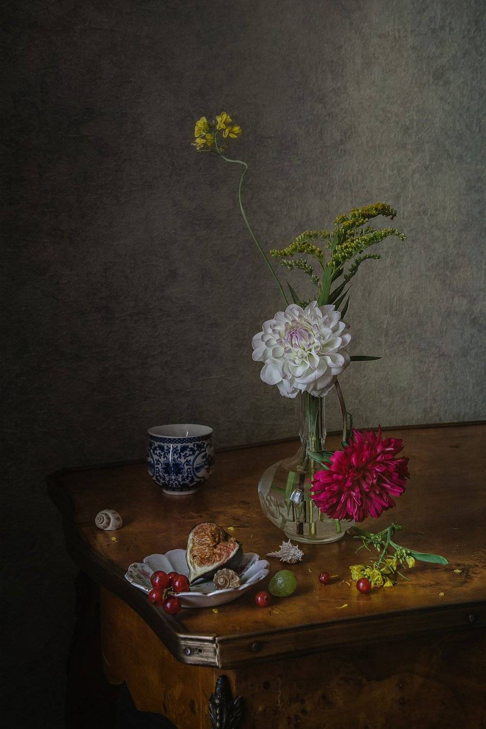 натюрморт, стекло, фарфор, цветы, георгин, фрукты, ягода, инжир, смородина, ракушки, Анна Петина