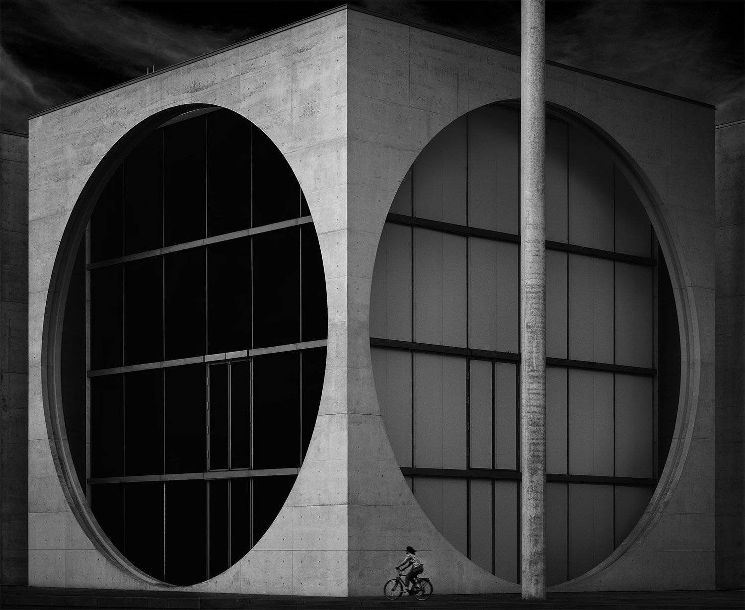 berlin building architecture cyclist window circle, Alexander Sch&ouml;nberg