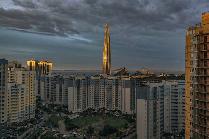 Башня золотого цвета фото превью