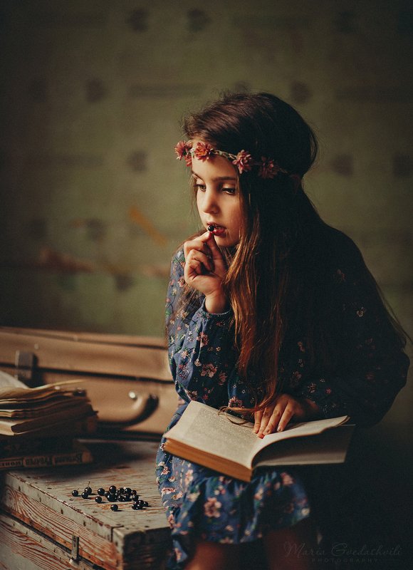 Girl with Berries фото превью