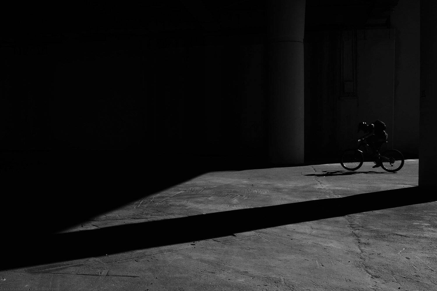 bnw, black and white, monochrome, minimalism, urban, city, street photography, street photo, город, улица, велосипед, свет, тень,, АлександрТутаев