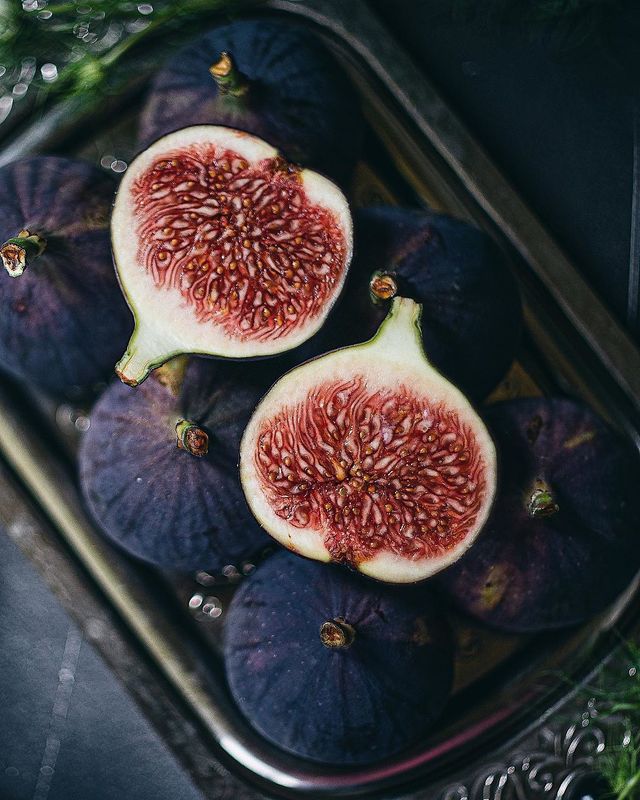 натюрморт, инжир, темный ключ, фиолетовый  фото превью