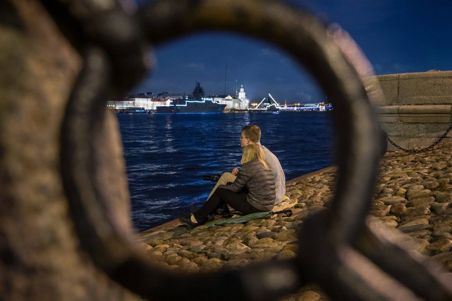 Ночь, Нева, молодежь, гранит, цепь, огни, корабли, Александр Рощин