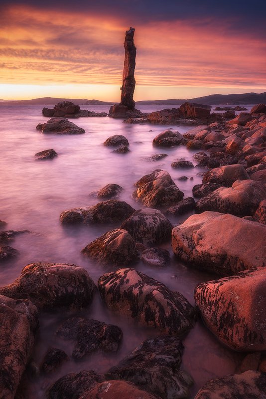 россия,приморский край ,остров шкота,закат,краски,свет,море,кекур,скалы,камни,чертов палец,волны,осень,дмитрий подкопаев Полыхнул закатный пожар фото превью