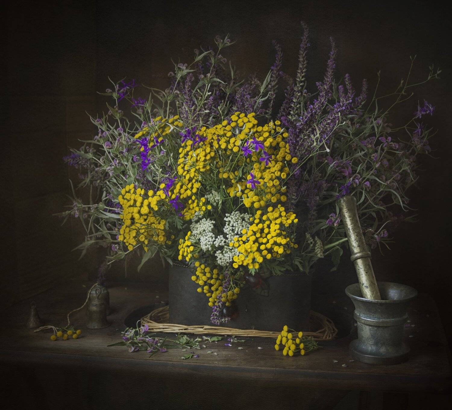 Букет полевых цветов, ступка, колокольчики, пижма, Лионелла Зимина