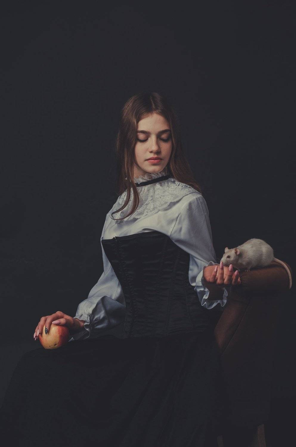 Крыса Яблоко Низкий ключ Средневековье, Евгений Вознюк