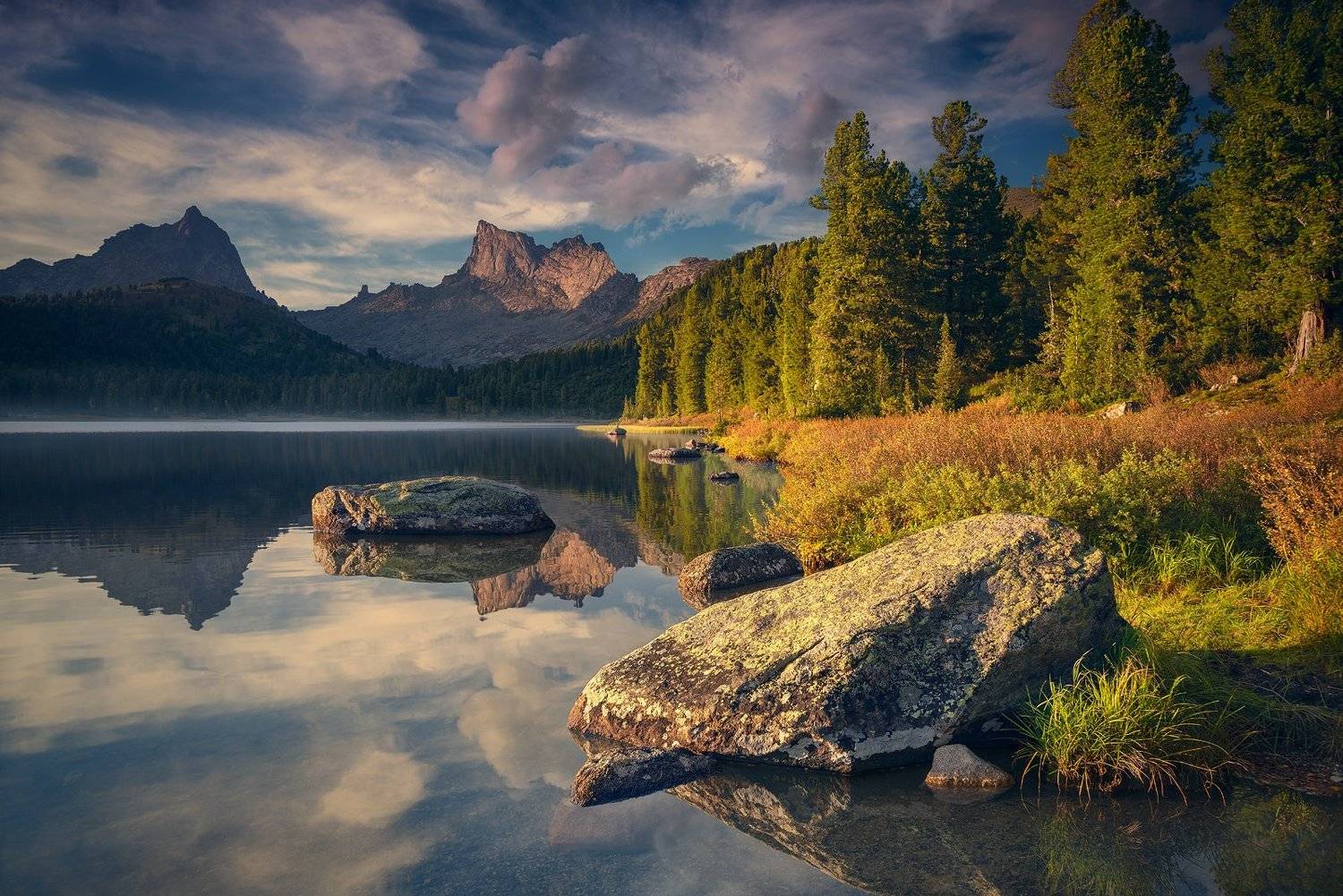 пейзаж, природа, красивая, горы, скалы, пики, камни, озеро, вода, вечер, берег, ергаки, светлое, красноярский край, облака, отражения, Дмитрий Антипов