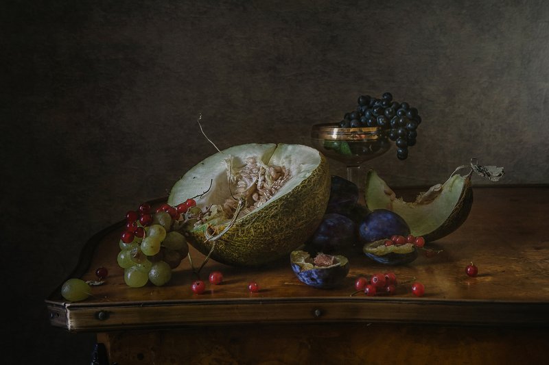 натюрморт, стекло, фрукты, ягода, дыня, слива, виноград, смородина Дынно-виноградно-сливовый фото превью