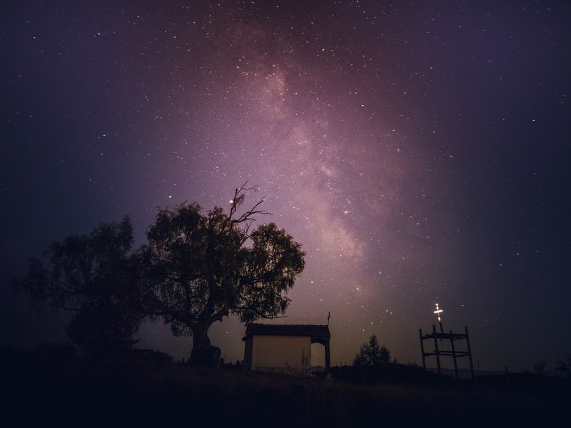 With a phone in the darkness фото превью