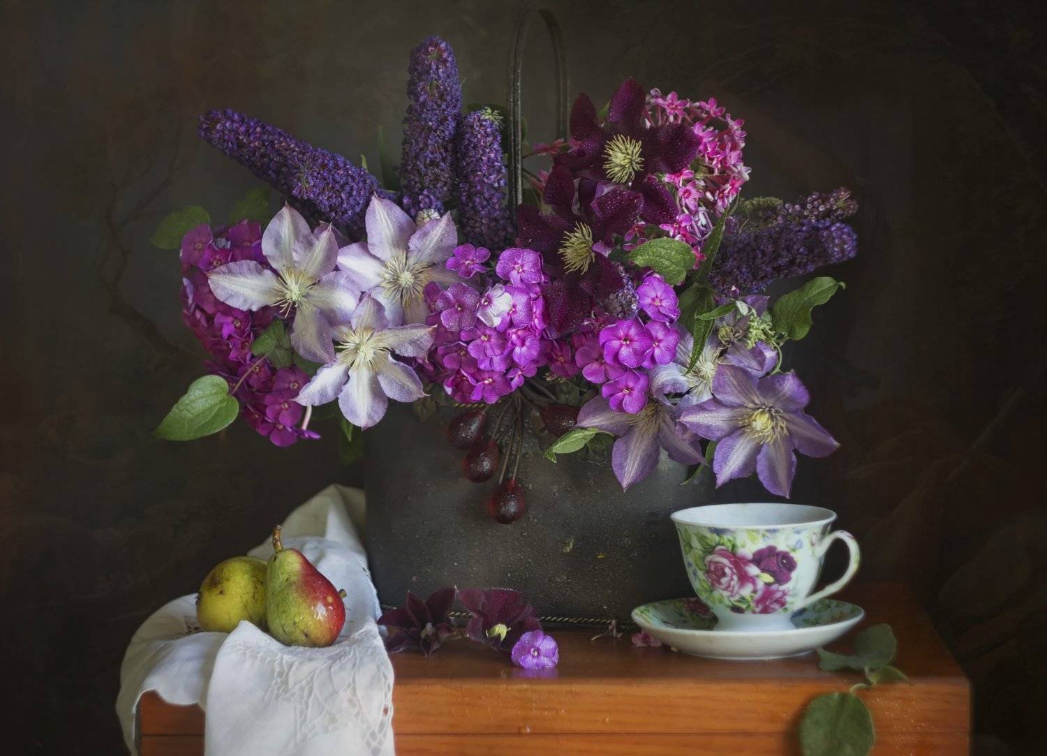 букет цветов, груши, лето, чашка, клематисы. будлея, флоксы, Лионелла Зимина