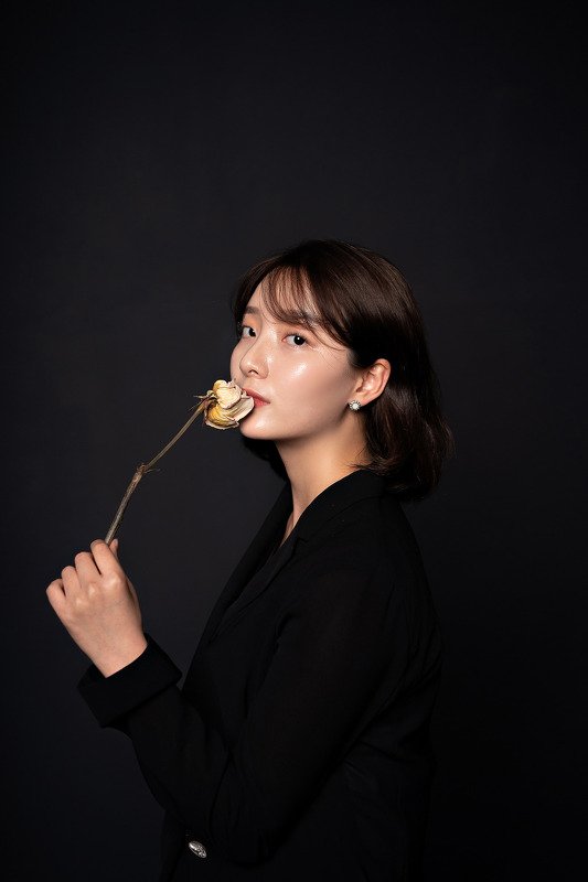 #girl #stage #woman #black #mono #indoor #beauty #light #portrait portrait фото превью