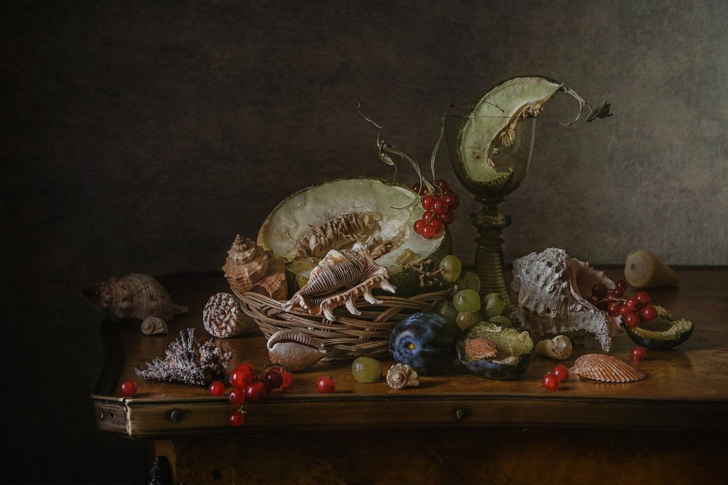 натюрморт, стекло, бокал, рёмер, фрукты, ягода, дыня, слива, виноград, смородина, ракушки, Анна Петина