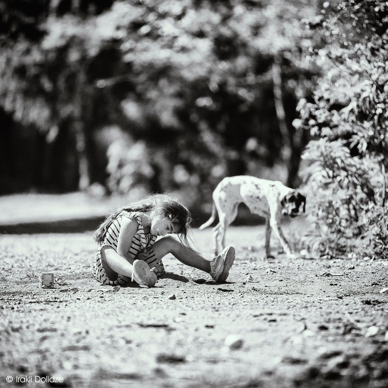 black and white, b&w, girl, dog, hungry, playing time, outdoor No title фото превью