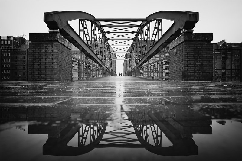 rain puddle hamburg bridge Kibbelsteg after rain фото превью