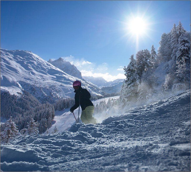 Хеппенинг в белом фото превью
