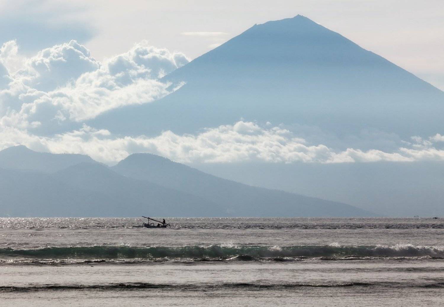 море, волны, лодка, горы, вулкан, облака, индонезия, Георгий Машковцев
