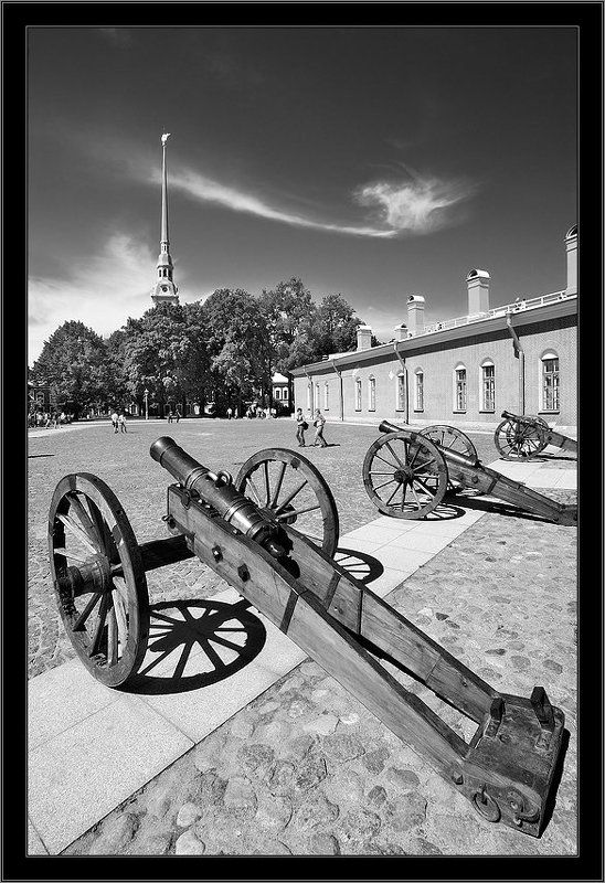 петербург, центр, петропавловка, чб, лето Черно-белая солнечная питерская триумфальная картинка из Петропавловской крепости фото превью