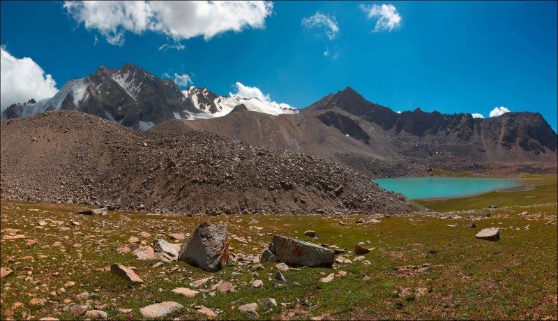 Горы, озеро и два камушка на пп. фото превью