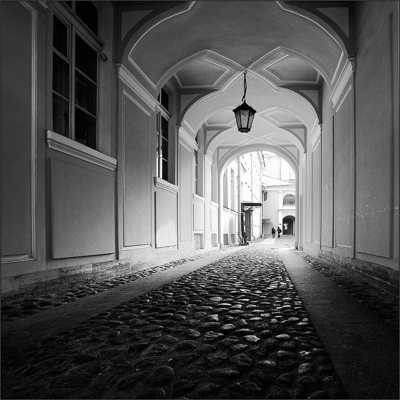 петербург, центр, чб, квадрат Простая черно-белая питерская квадратная картинка из подворотни на Мойке 12 фото превью