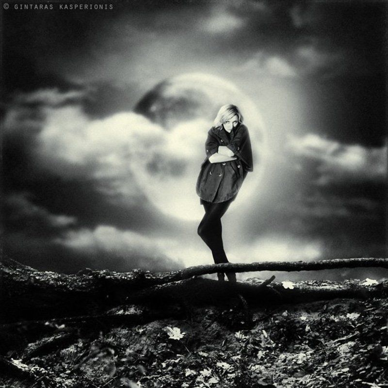 art, arts, artistic, fine, photography, foto, photo, modern, conceptual, feeling, emotion, square, 1x1, toned, gintaras, kasperionis, original, idea, gallery, pentax, contemporary, artwork, mono, woman, moon, night, clouds, light Golden Eye фото превью