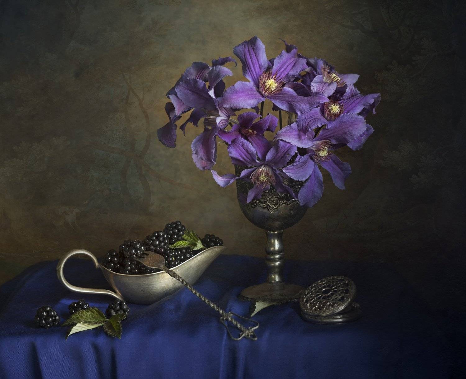 Букет цветов,фиолетовые, соусник. бокал, ежевика, часы карманные, синяя скатерть, Лионелла Зимина