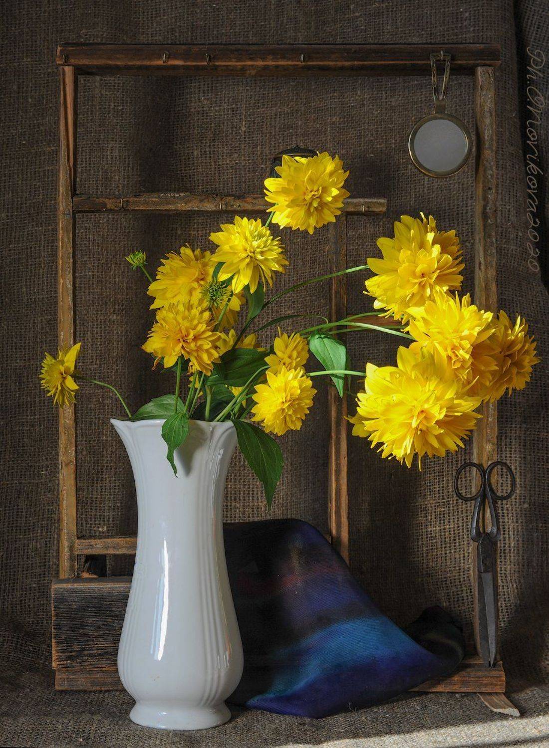 цветы,ножницы,ваза,платок,полка, Ольга Новикова