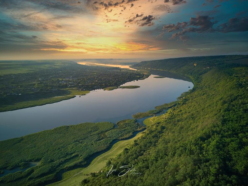 Magestic sunrises over Dniester river фото превью